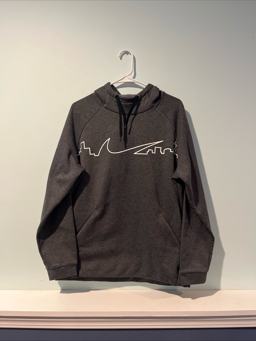 Nike Men’s Gray White Sweatshirt Hoodie Skyline City Town Swoosh Dri Fit, Size L